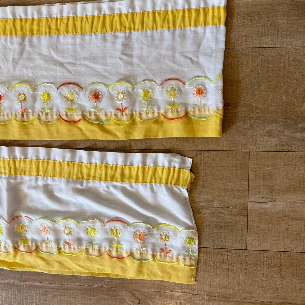 VTG set Of 4 White yellow Floral Embroidered Window 3 Valences 1 Curtain Panel